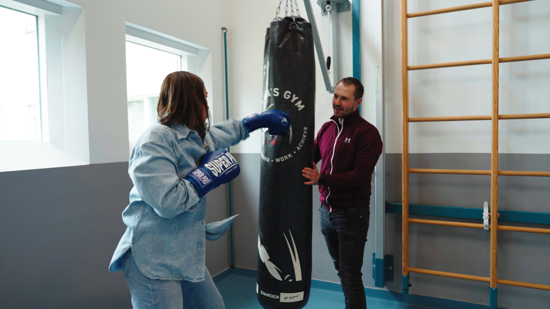 Collega's beleven samen een actieve sessie in de sportruimte.