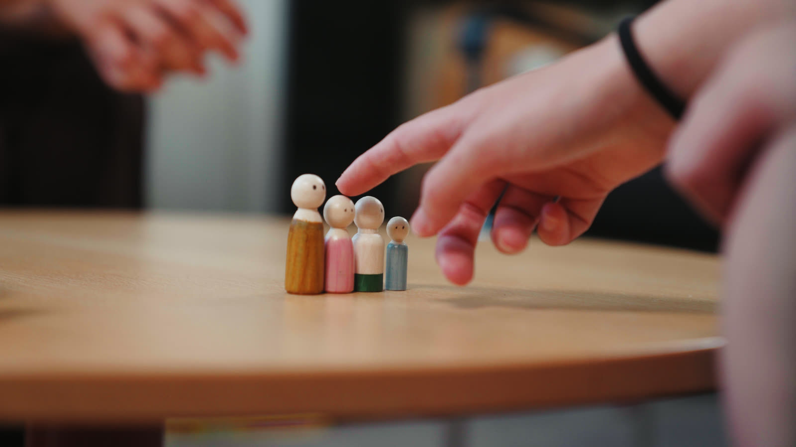 Houten poppetjes op tafel — creatief werken met jongeren