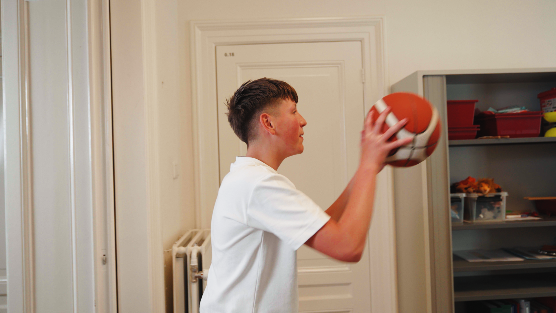 Jongere gooit met een basketbal in de behandelruimte