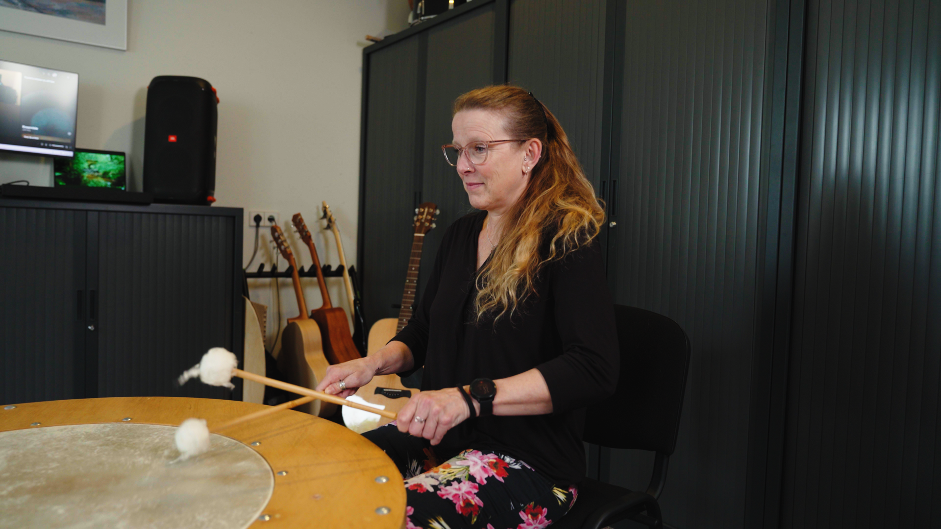 Collega maakt muziek tijdens een creatieve sessie op locatie.