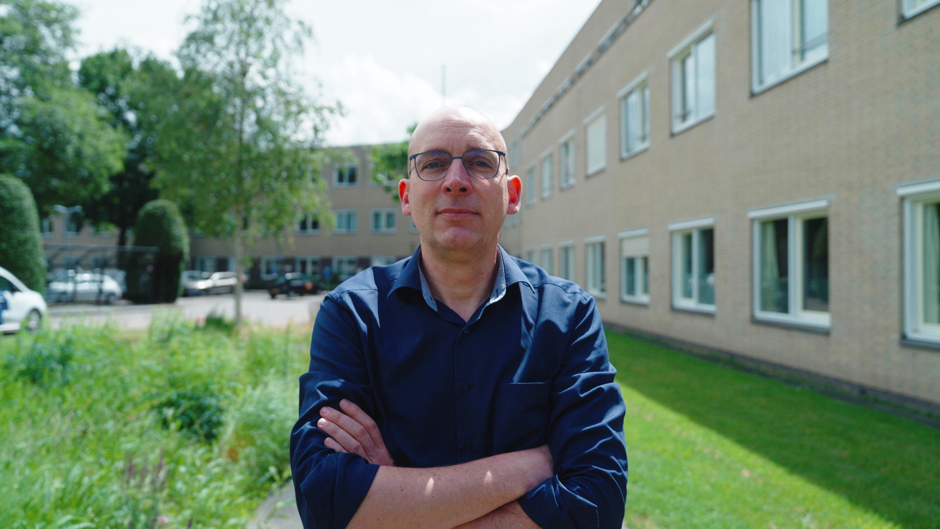 Psychiater Bram aan het werk op kantoor in de Veluwe Vallei.